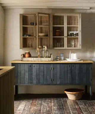 Idées d’aménagement de cuisine autoportantes dans un décor rustique en bois et bleu foncé.
