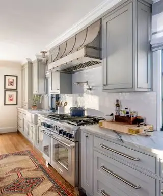 Cuisine gris clair avec parquet et tapis vintage