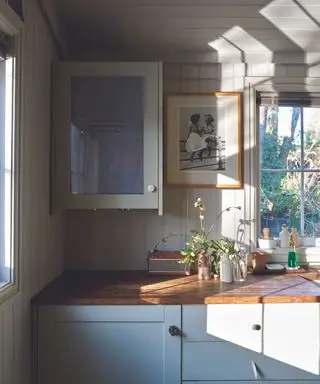 Cuisine de ferme moderne avec armoires shaker peintes en bleu pâle