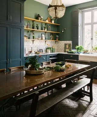 cuisine peinte avec table en bois