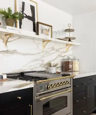 Une cuisine avec dosseret en dalle de marbre