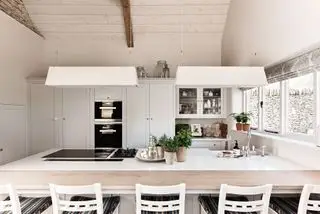 Cuisine de campagne blanche miniamlist avec péninsule polyvalente