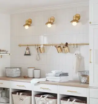 lavanderia con binario portaoggetti in ottone