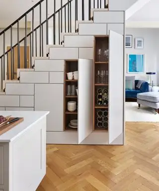 계단 아래 식료품 저장실 아이디어 - 라운드 하우스
