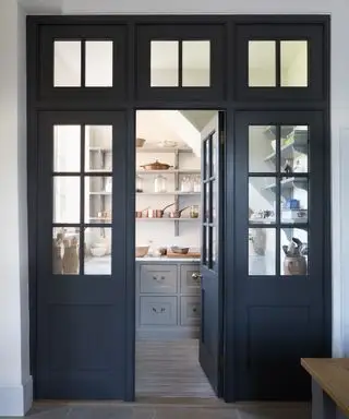 계단 아래 식료품 저장실 디자인 -Humphrey-Munson-2