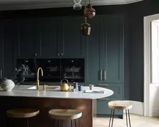 대리석 곡선 아일랜드가 있는 회색 주방 캐비닛