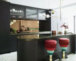 우리는 그것을 부르고 있습니다: 이 주방 아일랜드 모양은 2023년에 이어지게 될 것입니다. 디자이너들이 승인한 이유는 다음과 같습니다.