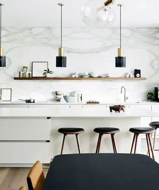 Cuisine neutre avec armoires blanches et mur en marbre