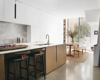 velká dřevěná kuchyně s ostrůvkem a indukční varnou deskou