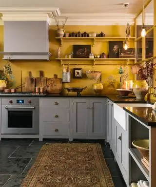 armoires de cuisine grises avec murs jaunes par cuisines devol