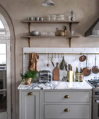Quelles couleurs se marient le mieux avec les armoires de cuisine grises ? Les architectes d'intérieur expliquent comment décorer avec ce neutre cool