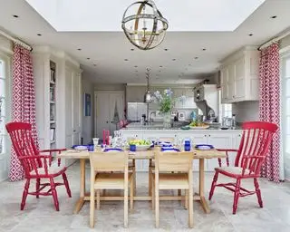 Salle à manger avec chaises colorées et table en bois