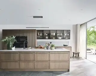 Idées de cuisine avec armoires en chêne, îlot et comptoir en marbre