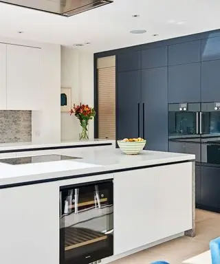 niebieska kuchnia z białą wyspą