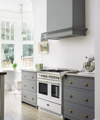 5 conseils de designers pour donner aux armoires de cuisine grises un aspect classique et actuel