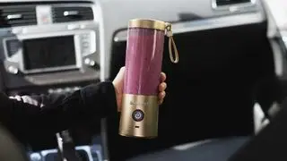 Meilleur mixeur portable blendjet 2 smoothie aux baies dans un mixeur doré en voiture