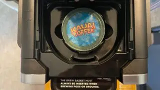 Primo piano di una cialda di caffè nella macchina da caffè Ninja DualBrew Pro