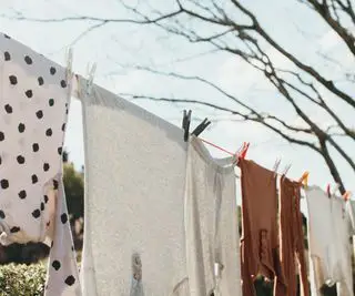 Tøj hængende på en vaskesnor, der tørrer