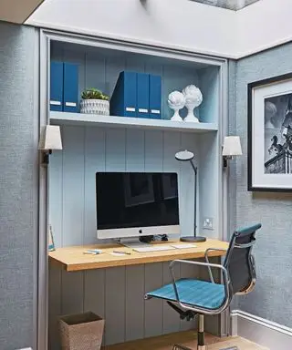 escritório em casa azul com mesa, cadeira e computador