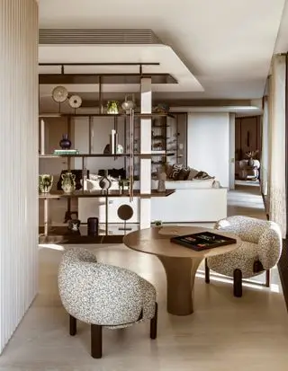 質感の低い椅子と丸い木製のテーブル