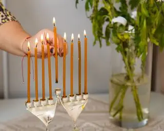 Peça central de Hanukkah com menorá