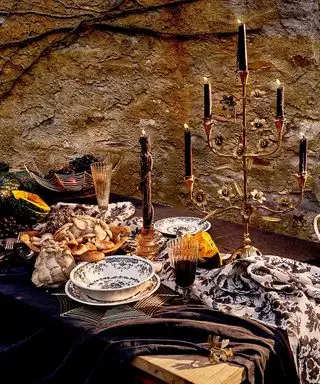 שולחן אוכל מעוטר בקישוטי ליל כל הקדושים