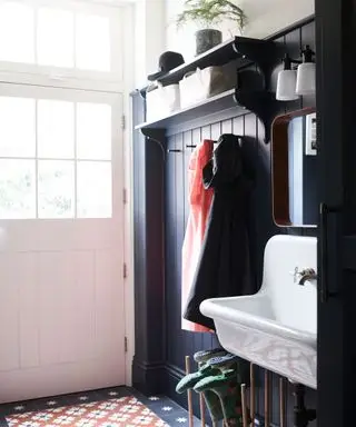 zavazadlový prostor s komorovým umyvadlem, vzorovanými dlaždicemi a dřevěným obložením