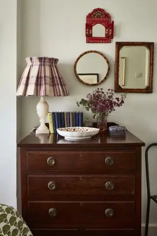 Nočný stolík so zrkadlovou stenou