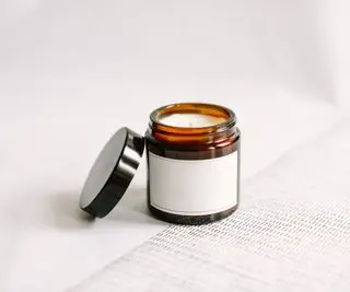 Malá sviečka v jantárovej sklenenej nádobe