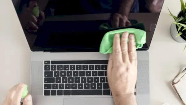Cómo limpiar la pantalla del portátil sin dañarla, según los profesionales