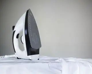 ferro appoggiato sull'asse da stiro