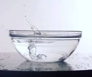 Una piccola ciotola di vetro di aceto bianco