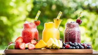 Granizados de tres frutas: fresa, piña y bayas mixtas