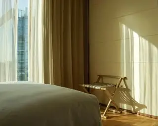 camera d'albergo con portapacchi e letto