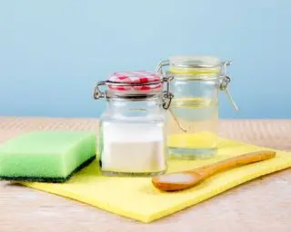 rengøringsmidler og svamp