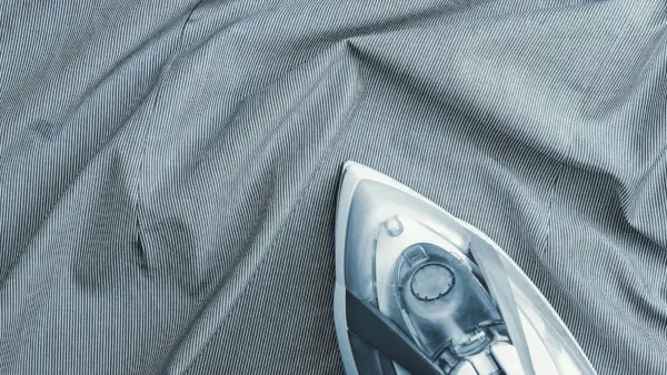 Jak žehlit bez žehlicího prkna: snadné kroky pro prádlo bez pomačkání