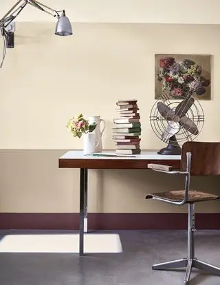 Abanico junto a una pila de libros en un estudio