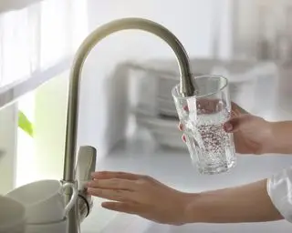 Pourquoi devriez-vous mettre un verre d'eau sous le lit la nuit