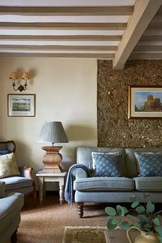 Przytulny salon z kinkietami i lampą stołową