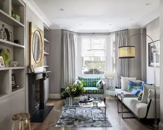 회색 벽이 있는 작은 거실