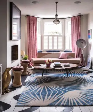 다채로운 액센트가 있는 작은 거실 장식