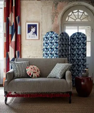 패턴 패브릭으로 장식된 소형 가구