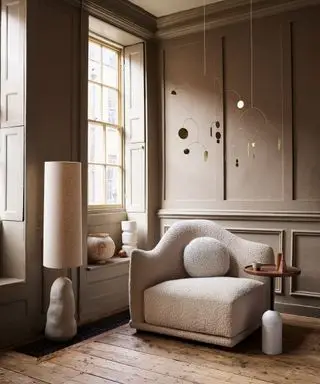 중성적인 색상 팔레트를 갖춘 작은 거실