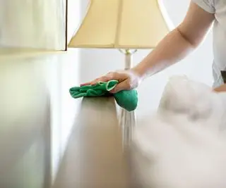 Une maison qui sent le moisi ? Les experts expliquent 6 causes possibles et comment redonner une odeur de fraîcheur à votre maison