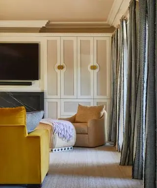 סלון ניטרלי עם אחסון מובנה מהרצפה עד התקרה