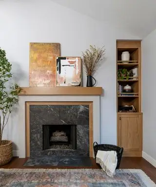 סלון לבן כפרי עם מחסן מובנה בתוך גומחה צרה