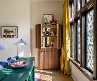 סלון קרם עם וילונות צהובים ובר ביתי