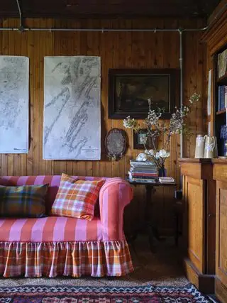 Livlig sofa med tartanskørt og puder fra Johnstons fra Elgin & Ben Pentreath