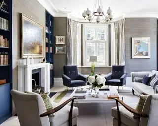 Fauteuils de salon et alcôves table basse et bibliothèque