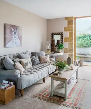 סלון כפרי עם שטיח ארוג וקירות שמנת